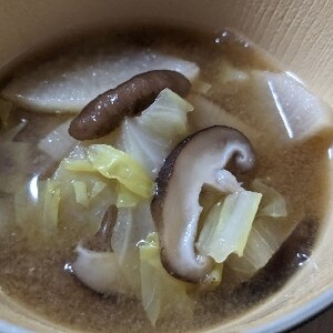 白菜と大根と椎茸の味噌汁